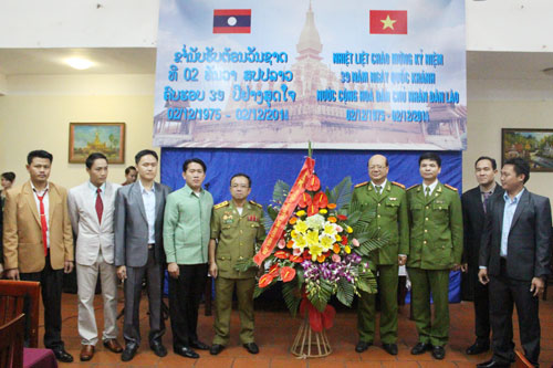 Thay mặt Đảng ủy, Ban Giám đốc Học viện CSND, Đại tá, PGS.TS Trần Minh Chất, Phó Giám đốc Học viện CSND tặng hoa chúc mừng các học viên Lào đang theo học tại Học viện.